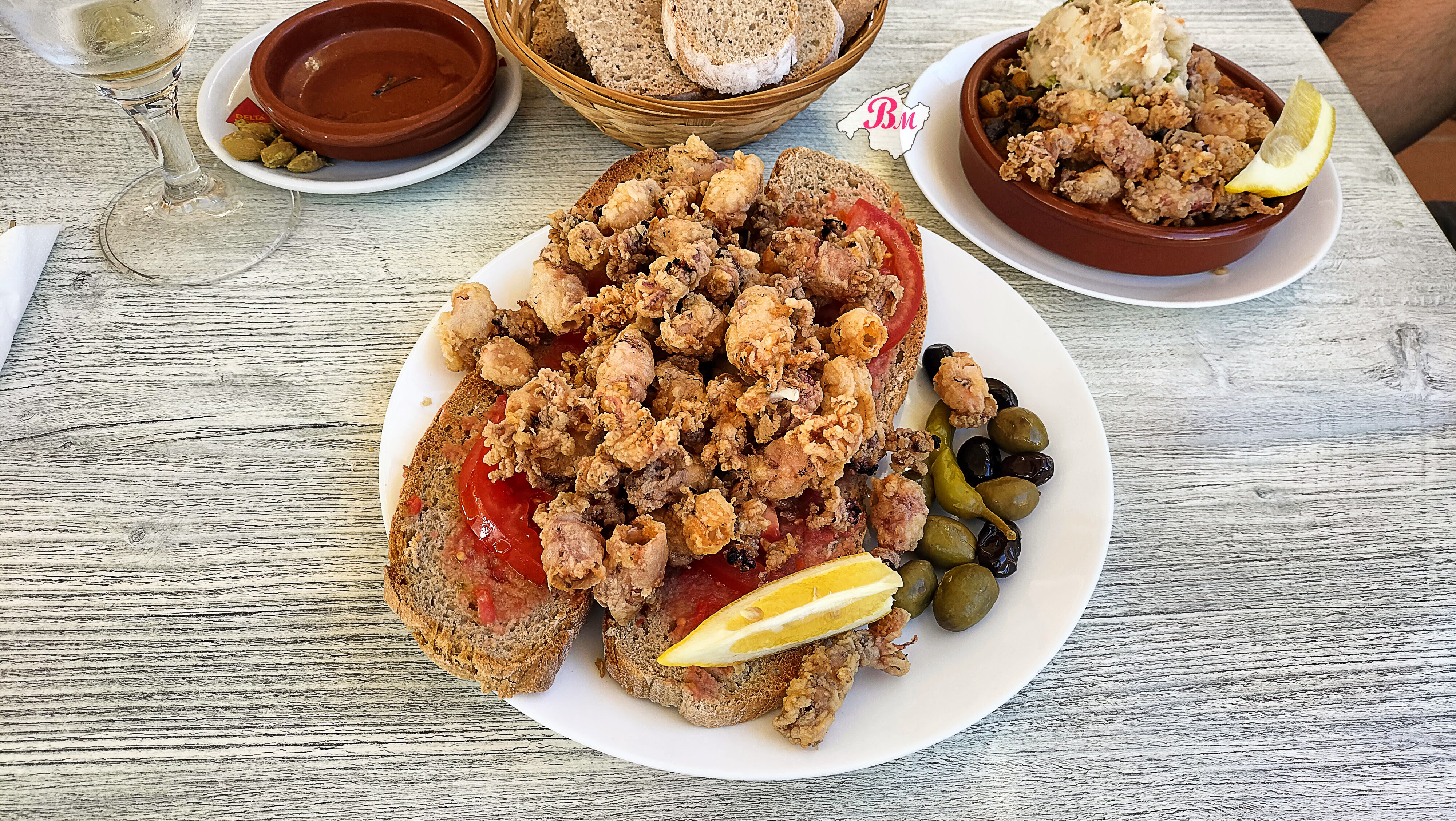 Merendamos un pa amb oli de chipirones y un variado en Algaida