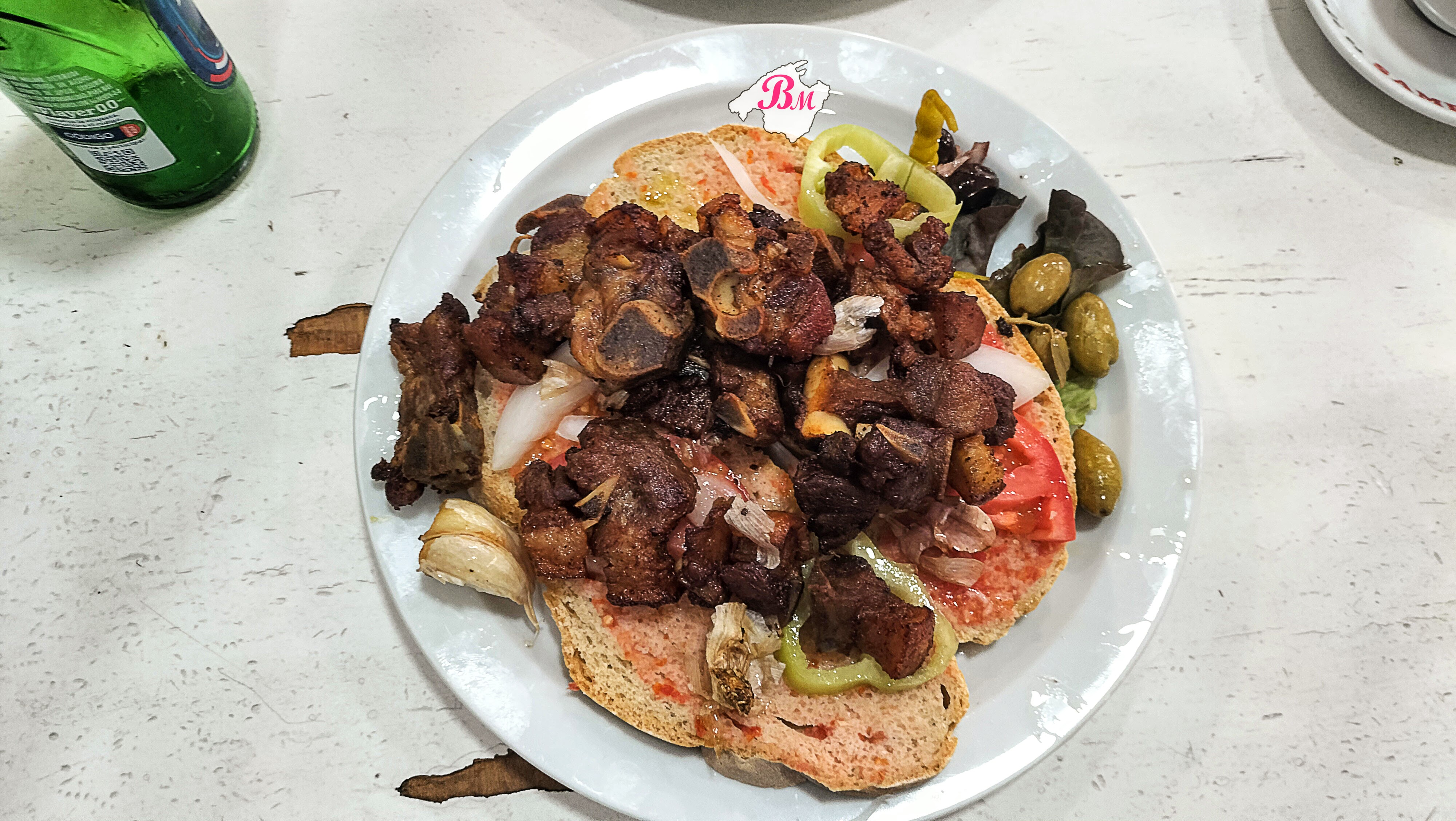 Excelente porcella con ajo en el Bar Sa Volta