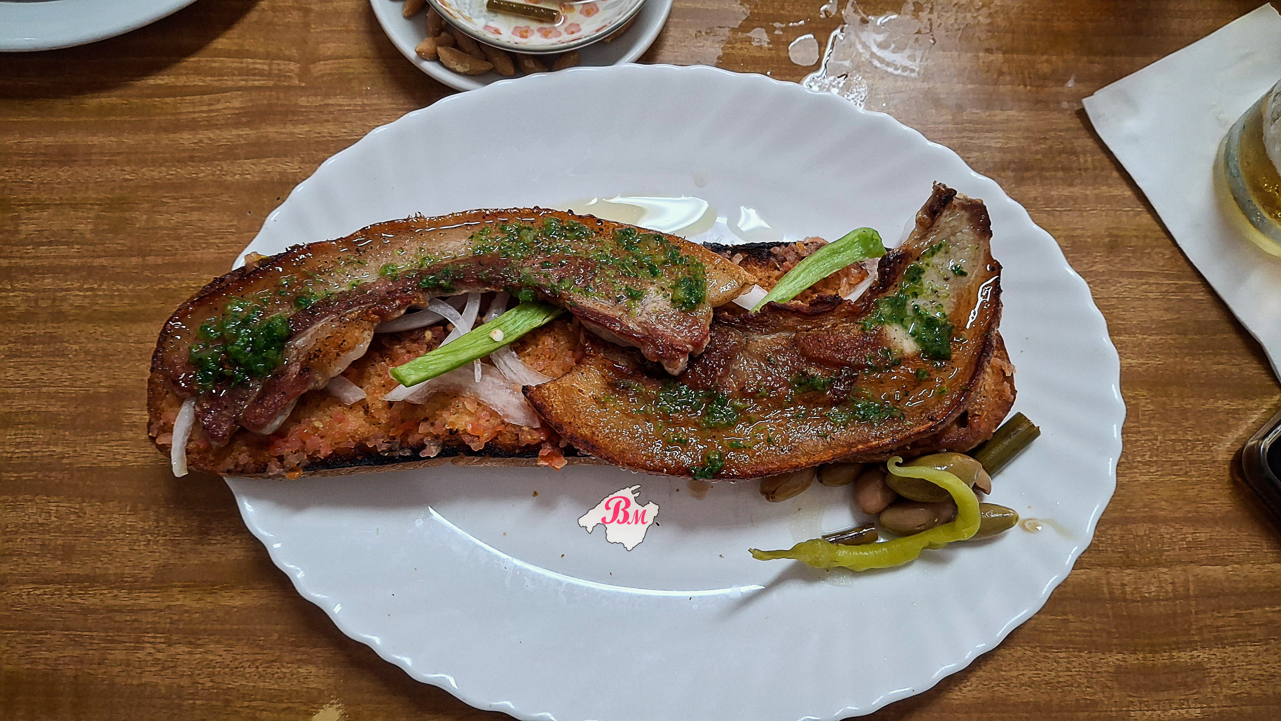 Disfrutamos un variado y un pa amb oli en Manacor