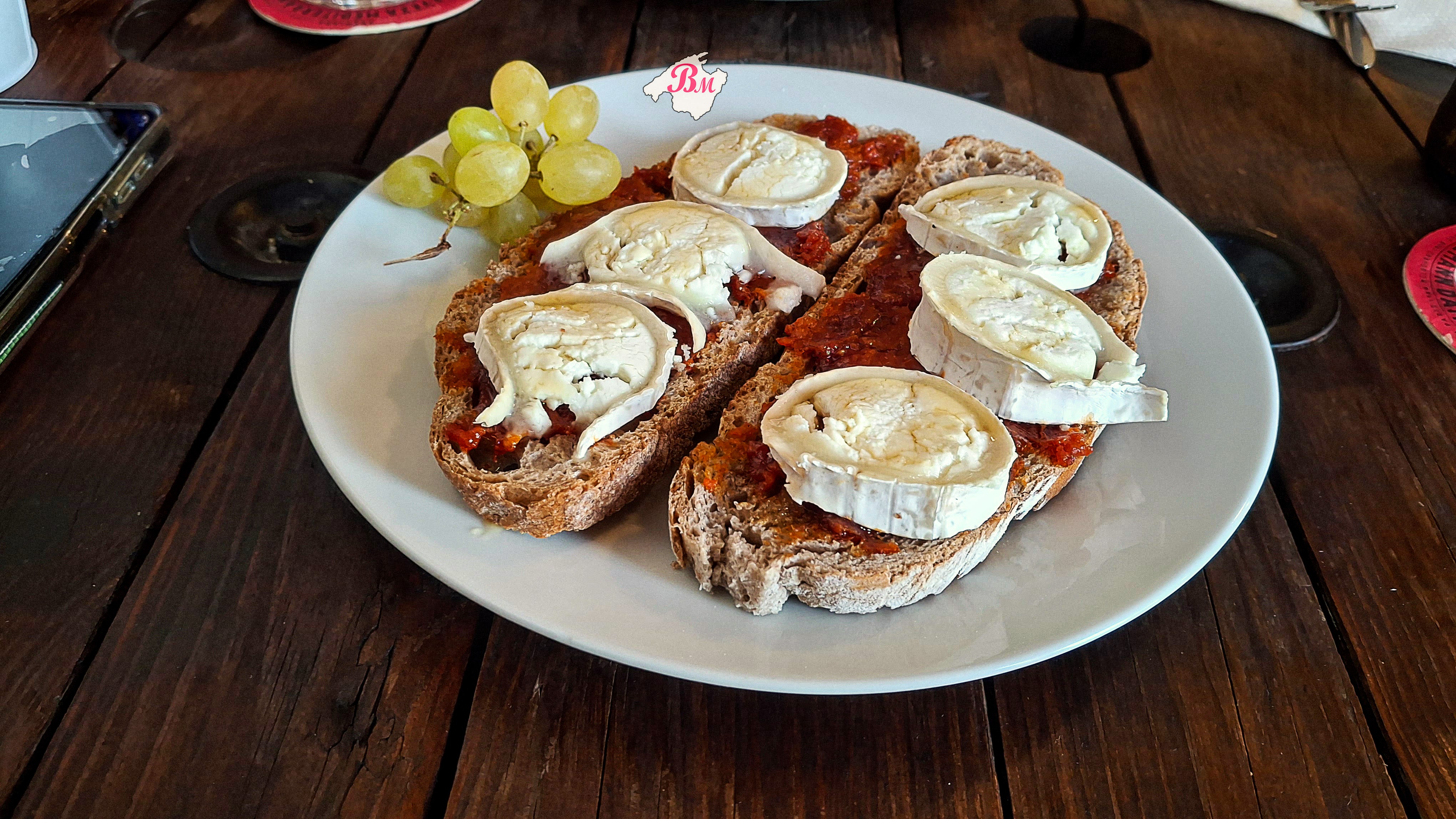 Buenos pa amb oli en el Bar Ca's Ciclista