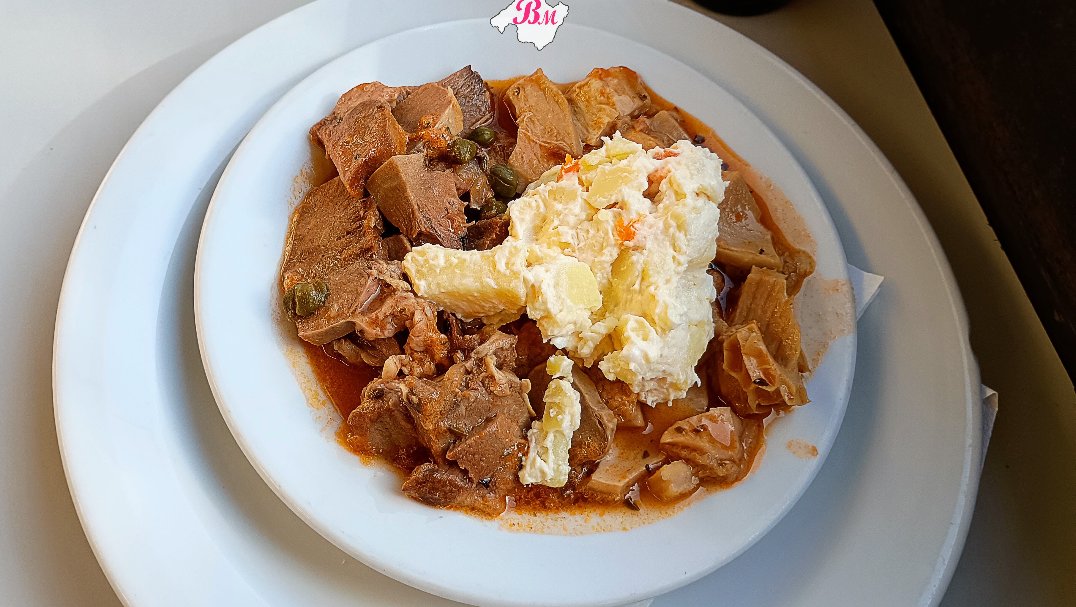 Disfrutamos de la terraza y la comida de Es Celler