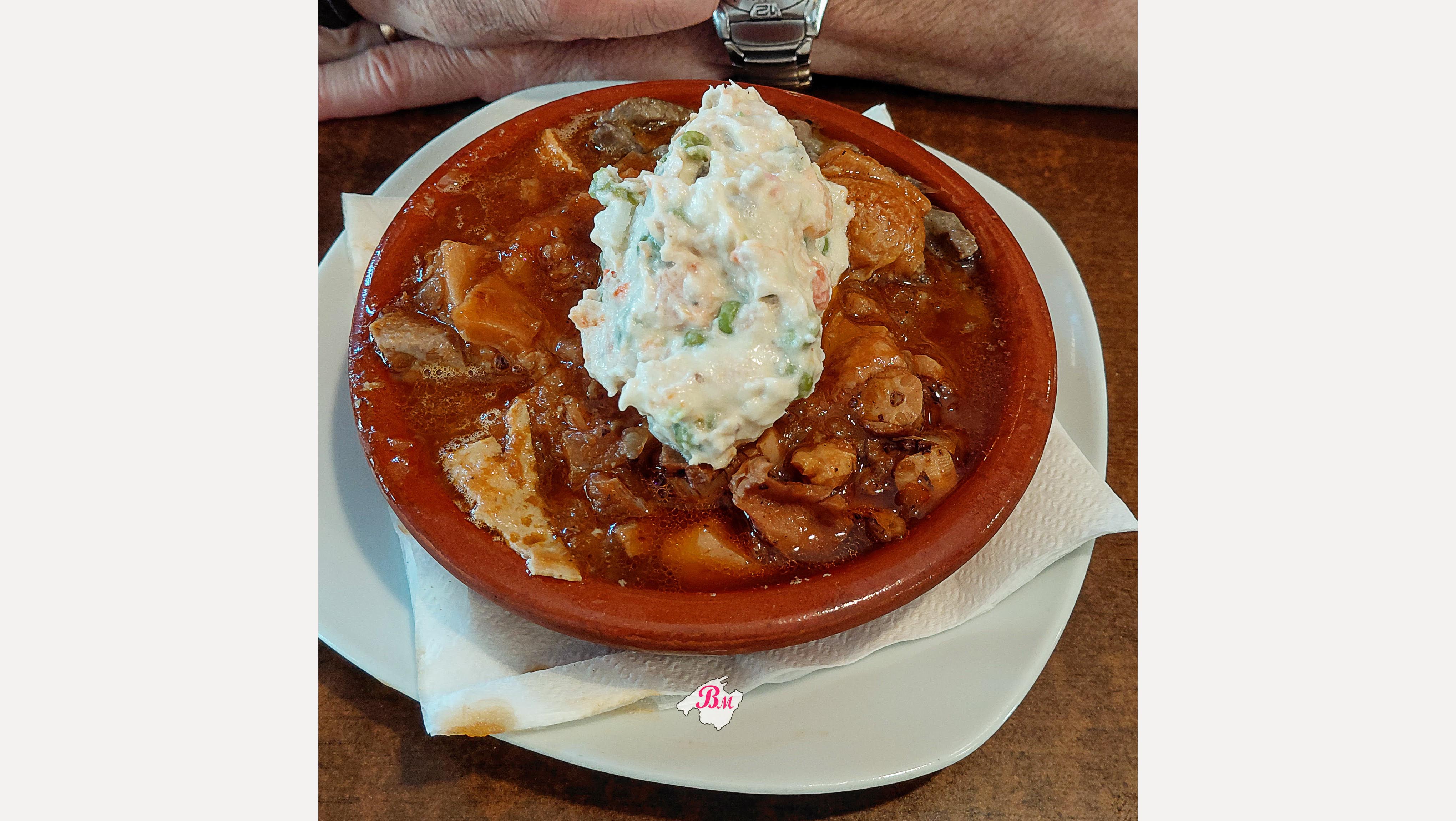 Merendamos un variat y frito de sangre en Felanitx